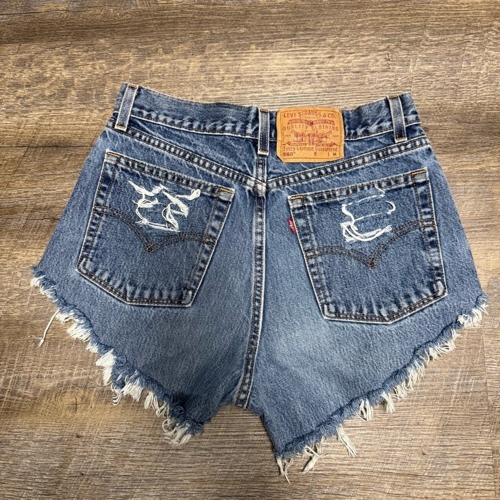 Vintage Levi's Distressed Cut-Off Denim Shorts – Size 6 - Picture 4 of 6